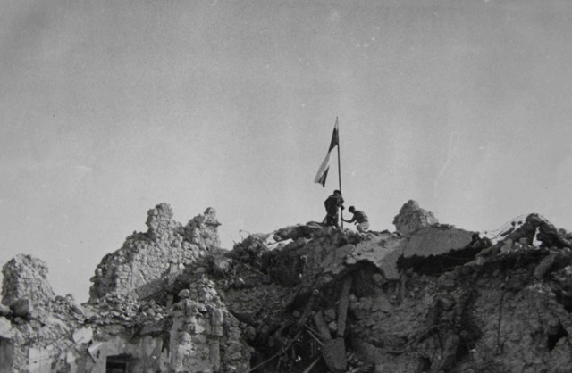 <p class='eng'>May 18, 1944: the Polish flag waves over the ruins of the Abbey.</p>