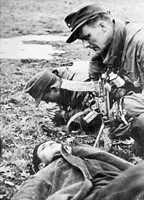 <p>Il ferito è un soldato sovietico. Equipaggiamento ed armamento dei tedeschi sono<br /> evidentemente del fronte russo.</p>