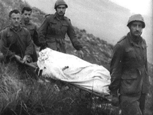 <p>Monte Lungo, dicembre 1943. Fanti italiani trasportano il corpo di un commilitone caduto.<br />L'8 dicembre il quadro definitivo delle perdite italiane, certamente non lieve, ma meno tragico della situazione ipotizzata era di: 47 morti, 102 feriti, 151 dispersi. Le perdite del 16 dicembre si rivelarono invece relativamente contenute: 6 morti e 30 feriti.<br /><br />Conti Giuseppe, IL PRIMO RAGGRUPPAMENTO MOTORIZZATO, STATO MAGGIORE DELL'ESERCITO UFFICIO STORICO, Roma 1986, pagg.102, 119.</p><p class='eng'>Monte Lungo, December 1943. Italian infantrymen carrying the body of a fallen comrade.<br />On 8 December, the definitive situation of Italian losses, certainly not slight, but less tragic than supposed, was: 47 dead, 102 wounded, 151 missing. The losses of December 16 turned out to be relatively small: 6 dead and 30 wounded.</p>