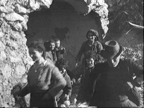 <p>“Frames” dal filmato “San Pietro” di John Huston. Gli alleati sono arrivati; ma per molti civili le grotte saranno le uniche "case" rimaste.</p>
