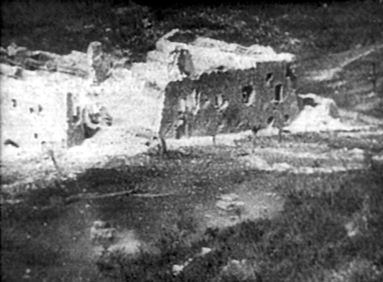 <p>19 marzo 1944: un’immagine dell’attacco dei carri alleati ripresa dalla quota 593. Frame tratto da un filmato di Die Deutsche Wochenschau.</p><p class='eng'>March 19, 1944. Masseria Albaneta seen from Hill 593.</p>