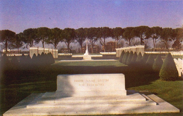 <p>Cimitero del Commonwealth di Cassino: sulla strada che porta a S. Angelo in Theodice; ospita 4.265 salme. Fu inaugurato nel 1956 alla presenza del gen. Alexander e di tutti gli ambasciatori del Commonwealth.</p>