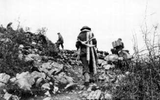 <p>Garigliano, aprile 1944. Rifornimento di nastri di mitragliatrice nel sottosettore tenuto dal 6ème Régiment de Tirailleurs Marocains (4a divisione marocchina da montagna).</p>