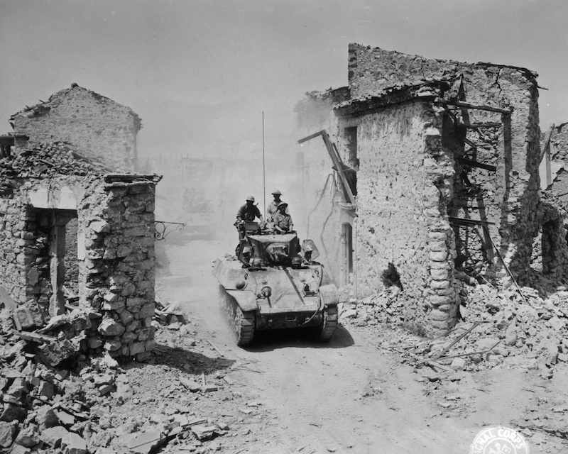 <p>Sant'Andrea del Garigliano (Frosinone), 14 maggio 1944, un carro del 1er Régiment de Fusiliers Marins attraversa il paese distrutto.</p><p class='eng'>Infantry moving into St. Apollinare as the 1st Motorized Infantry, French, occupied its last objective in first phase of new Italian drive. Fifth Army, San Andrea area, Italy. 14 May 1944. (5/14/1944). National Archives and Records Administration, College Park, Maryland (111-SC-190076).</p>