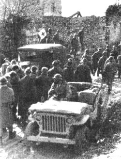 <p>Maggio 1944, prigionieri tedeschi incrociano una jeep francese.</p>