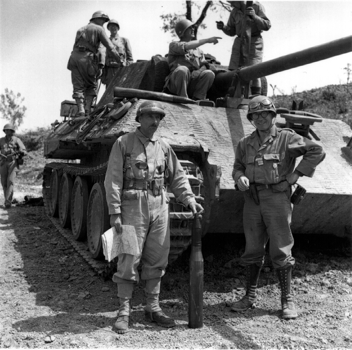 <p>25 Maggio 1944, il colonnello Bonjour, comandante del 3° Spahis algerini, e il tenente colonnello Van Hecke, comandante del 7° Chasseurs d'Afrique, in posa davanti ad un carro "Pantera" distrutto a nord-est di Pico sulla statale 82.</p>