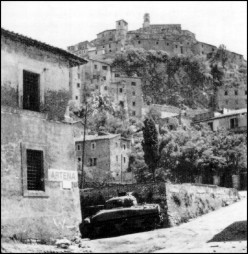 <p>Maggio 1944. Un carro Sherman entra nella cittadina di Artena.</p>