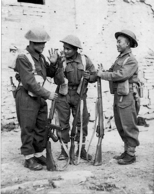 <p>Tre soldati dei Fucilieri Reali Gurkha inquadrati nella 8ª Divisione indiana. Le loro divise sono le tipiche uniformi pesanti inglesi. Data la loro bassa statura l’armamento in dotazione sembra enorme. Alla parte posteriore del cinturone è appeso il <i>kukri</i>.</p>