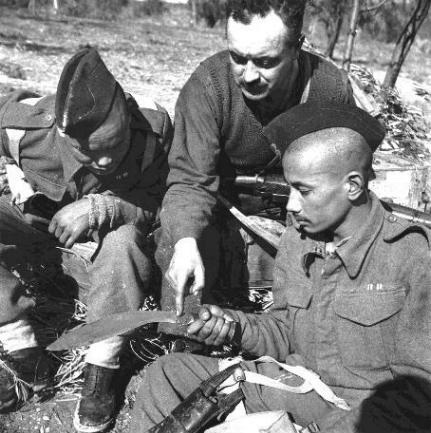 <p>La battaglia è finita. Un perplesso ufficiale canadese esamina la lama di un Kukri brandito da un soldato "Gurkha".</p>