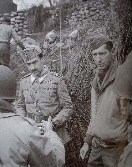 <p>Mignano, dicembre 1943. Il maggiore di Campello, interprete presso il comando del I Raggruppamento Motorizzato, con il generale Clark, comandante della 5a Armata americana.</p>