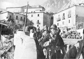 <p>Soldati del C.E.F. attraversano la piazza del paese di Castelnuovo al Volturno (IS). Per l'individuazione del luogo si ringrazia il sig. Mario Di Silvestro.</p>