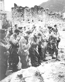 <p>Alcuni Gebirgsjager prigionieri, di origine austriaca, assistono alla messa celebrata sulla scalinata di quella che era la chiesa di Cerasuolo (Filignano), il 1° gennaio 1944.</p>