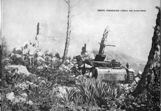 <p>Maggio 1944: il carro Stug III distrutto da una pattuglia americana nel febbraio 1944 vicino alla Rocca Janula.</p><p class='eng'>May 1944: the German Stug III tank destroyed by a U.S. patrol in February 1944 near Rocca Janula (Castle Hill).</p>