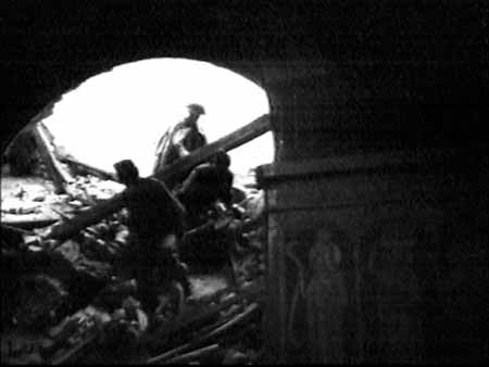 <p>Maggio 1944: Soldati polacchi entrano in ciò che rimane della cripta posta sotto l’altare maggiore del monastero.</p><p class='eng'>May 1944: Polish soldiers entering into what remains of the crypt under the Abbey high-altar.</p>