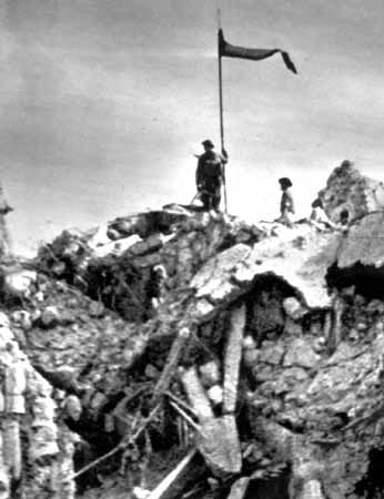 <p class='eng'>May 18,1944: The Polish flag waves on the Abbey ruins.</p>