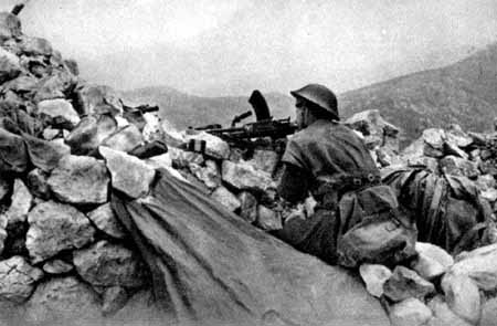 <p>Postazione polacca di un fucile mitragliatore Bren tra le nude rocce del campo di barraglia.</p>