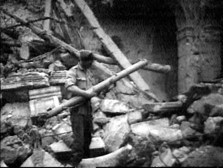 <p>Un soldato polacco osserva un’arma anticarro tedesca abbandonata fra le rovine del Monastero.</p><p class='eng'>A Polish soldier observing a German anti-tank weapon left on the Abbey ruins.</p>