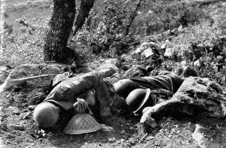 <p>Cadaveri di soldati polacchi.</p>