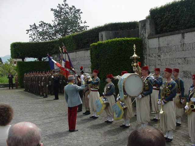 <p>12 Maggio 2004. Onori militari al cimitero Francese di Venafro.</p>