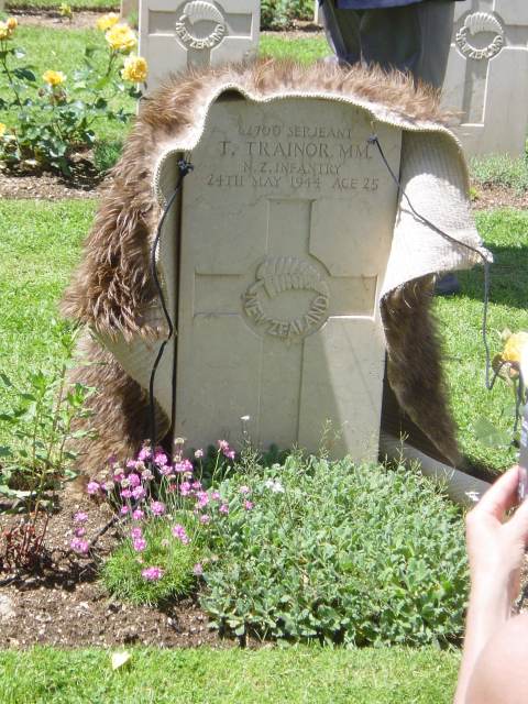 <p>17 maggio 2004. Il suo mantello sulla tomba del migliore amico.</p>