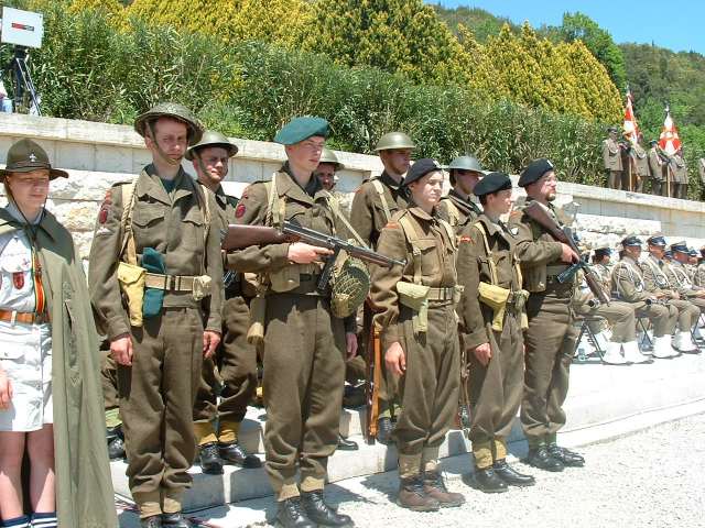 <p>18 maggio 2004 - REDUCI POLACCHI. Soldati di oggi con le uniformi di allora.</p>