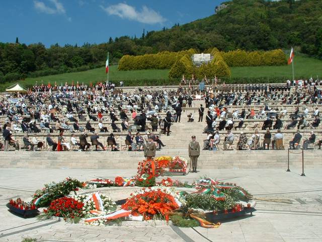 <p>18 maggio 2004 - REDUCI POLACCHI. Cimitero polacco, inizia la cerimonia.</p>