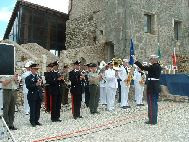 <p>18 maggio 2004 - REDUCI POLACCHI. Comune di Piedimonte San Germano (FR). La banda interforze.</p>