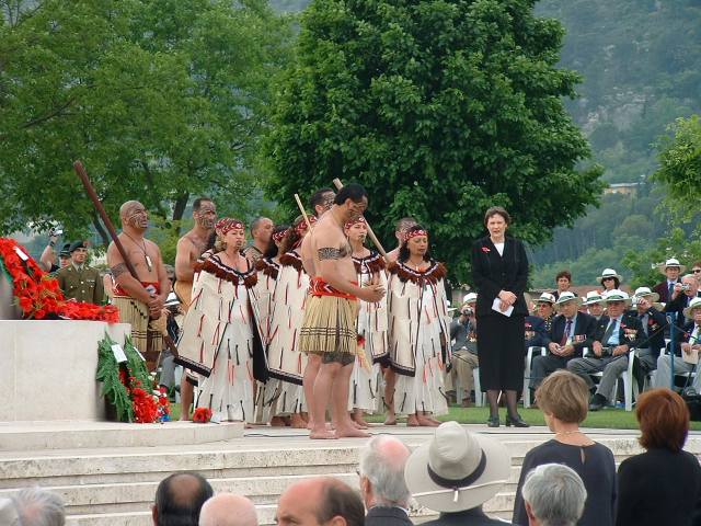 <p>20 maggio 2004 - REDUCI NEOZELANDESI. Danza Maori per i Caduti.</p>