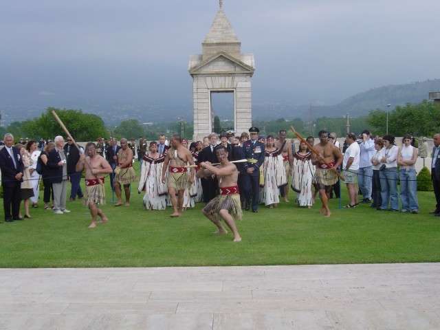 <p>20 maggio 2004 - REDUCI NEOZELANDESI. I Maori precedono l'arrivo delle autorità.</p>