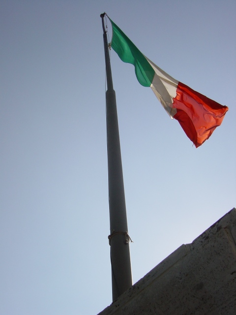 <p>21 maggio 2004 - REDUCI ITALIANI. La bandiera italiana, qui dove hanno combattuto i soldati del I° Raggruppamento Motorizzato.</p>