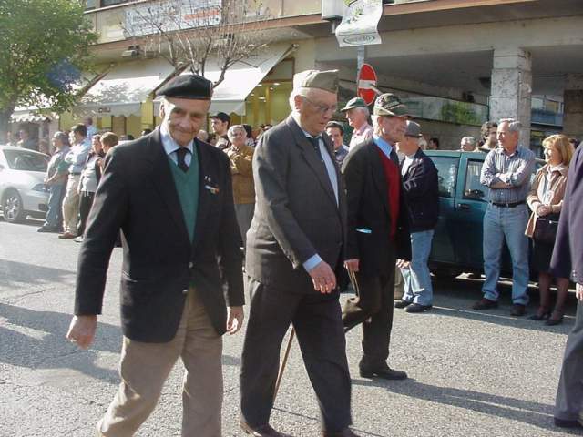 <p>Cassino, 21 maggio 2004. Il sottotenente Amedeo Della Rosa alla sfilata dei veterani.</p><p class='eng'>Cassino, 21st May 2004. Second Lieutenant Amedeo Della Rosa at the veteran's parade.</p>