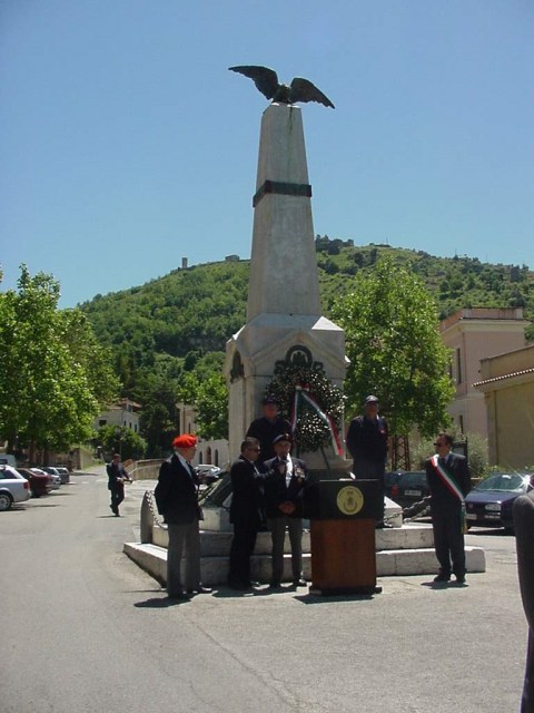 <p>25 maggio 2004 - REDUCI CANADESI. Comune di Roccasecca (FR).<br /><br />Commemorazione della battaglia del fiume Melfa. Deposizione di una corona al monumento ai caduti.</p>