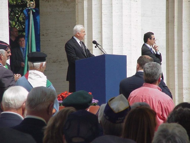 <p>31 maggio 2004 - ANZIO MEMORIAL DAY - Cimitero Militare Americano. Il discorso dell'Ambasciatore americano in Italia.</p>