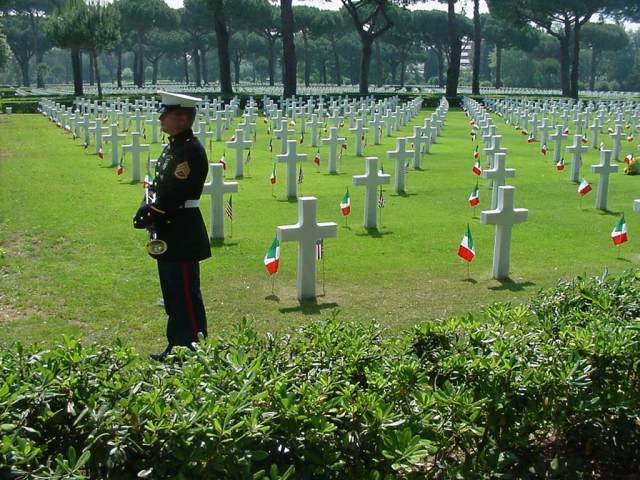 <p>31 maggio 2004 - ANZIO MEMORIAL DAY - Cimitero Militare Americano. Il silenzio per i<br /> caduti americani.</p>