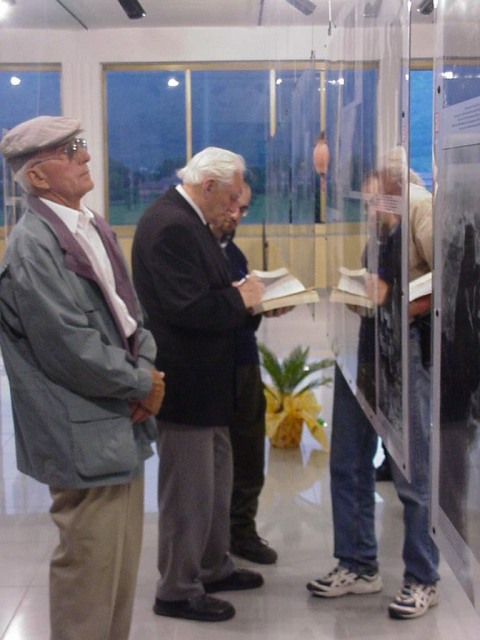 <p>Maggio 2004 - I Reduci visitano il Cassino War Memorial. Joseph Klein, Presidente dell'Associazione Paracadutisti Tedeschi di Montecassino.</p>