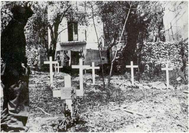 <p>Valvori, maggio 1944: il cimitero del battaglione di Fanteria di Marina "Bafile".</p><p class='eng'>Valvori, May 1944. The War Cemetery of the Bafile Sailors Battalion.</p>