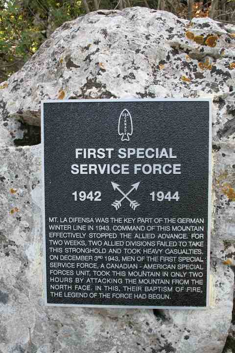 <p>ROCCA D'EVANDRO (CE), località: Monte La Defensa, Massiccio di Monte Camino.<br /><br />Targa a ricordo della First Special Service Force.</p>