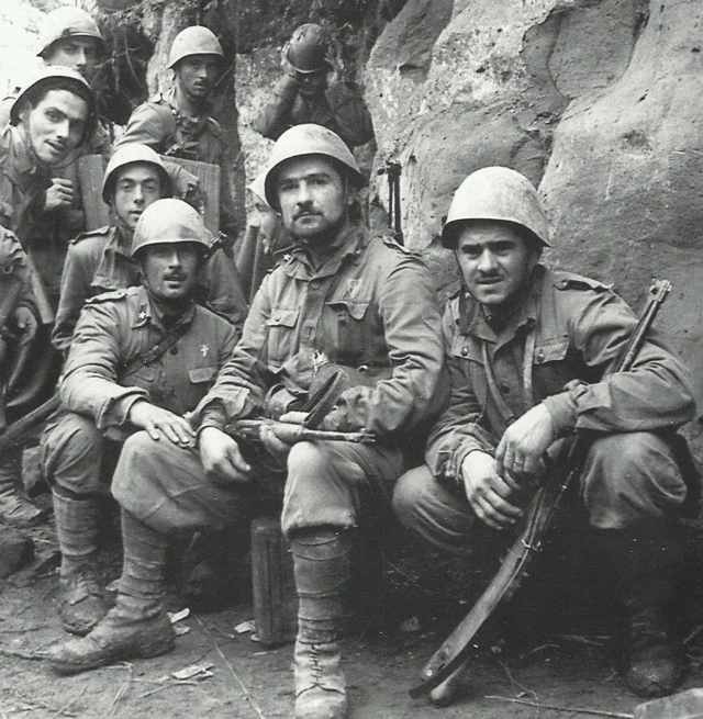 <p>Monte Lungo, dicembre 1943, soldati del 67° reggimento Fanteria.</p><p class='eng'>Monte Lungo, December 1943, Italian soldiers of the 67th Infantry Regiment.</p>