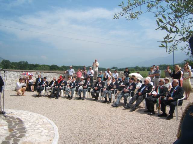 <p>12 maggio 2007. Commemorazione dell'attraversamento del fiume Gari: foto con i<br /> Veterani.</p>