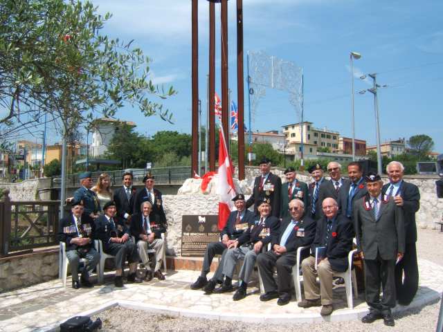 <p>12 maggio 2007. Commemorazione dell'attraversamento del fiume Gari: foto con i<br /> Veterani.</p>