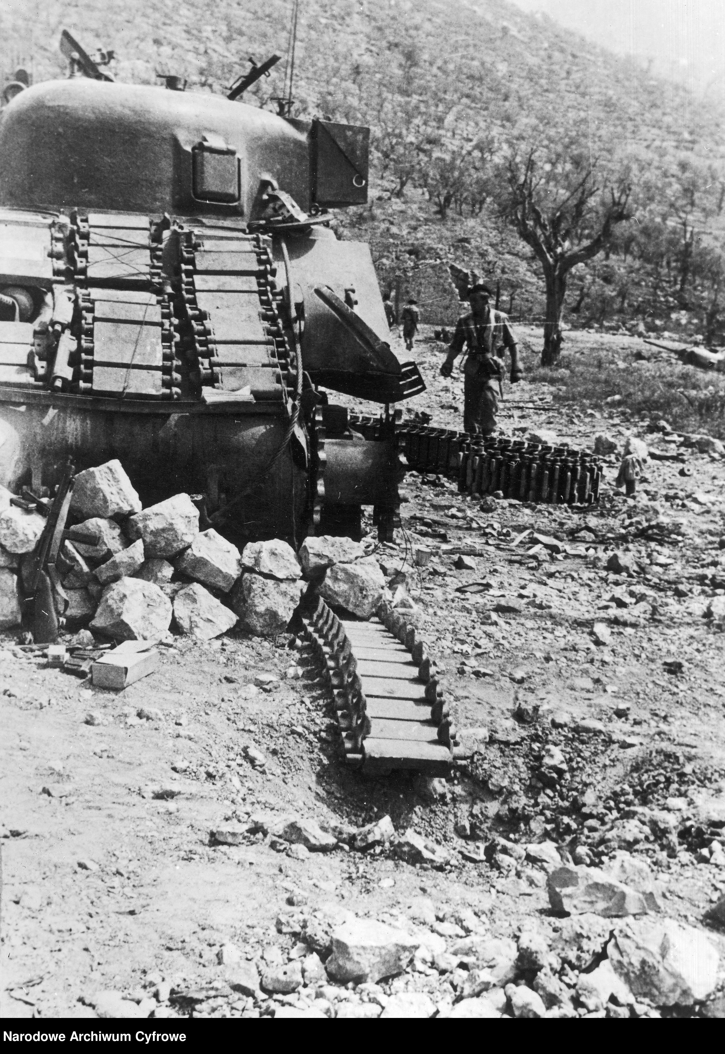 <p>Piedimonte San Germano, maggio 1944.<br />Il carro del cadetto Wasiak, danneggiato ed immobilizzato da un paracadutista tedesco il 23 maggio 1944, tanto da ostruire la strada verso il paese ed impedire il passaggio dei carri che lo seguivano.</p><p class='eng'>1944/05/24 - 1944/05/25<br />M4 Sherman tank from the 6th Armored Regiment "Children of Lviv" commanded by a cadet: Wasiak.<br />NAC 3/24/0/-/460/11</p>