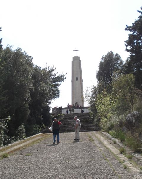 <p>CASSINO (FR), località: Montecassino - Quota 593.<br />Monumento polacco eretto sulla cima della quota 593, "il Calvario", in memoria dei caduti della 3ª divisione di fanteria "Fucilieri dei Carpazi".</p>