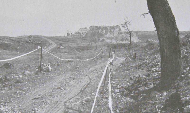 <p>La Masseria Albaneta come si presentava alla fine dei combattimenti nel maggio 1944. L’unica strada accessibile era segnalata da un nastro bianco, segno che era stata ripulita dalle mine.</p>