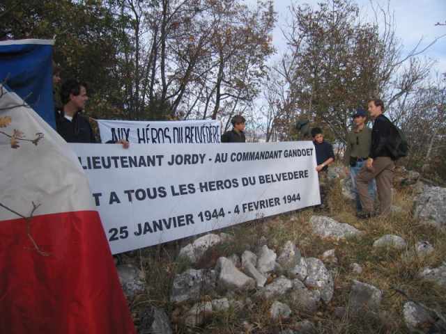 <p>Ottobre 2007, area colle Belvedere. Cima di quota 862: striscioni in ricordo dei combattenti del Belvedere.</p>