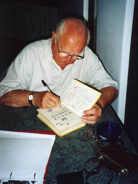 <p>Maggio 2001. Otto Hollenz firma il libro; in primo piano la famosa macchina fotografica.</p>