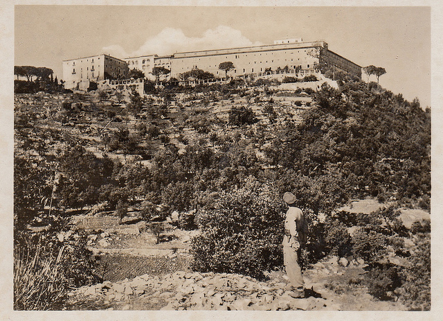 <p>Una veduta dell’Abbazia di Montecassino nel tardo autunno del 1943. Sulla destra un ufficiale tedesco.</p>