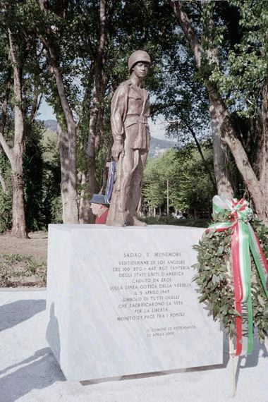 <p>Pietrasanta (Lucca). Monumento a ricordo del soldato di 1a classe Sadao S. Munemori, del "100th Infantry Battalion", caduto il 5 aprile 1945 e decorato della "Medal of Honor" del Congresso americano per il valore dimostrato.</p>