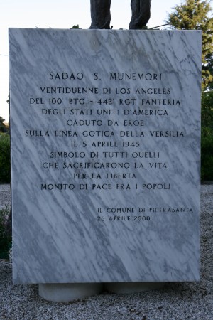 <p>Pietrasanta (Lucca), lapide sul monumento a ricordo del soldato di 1a classe Sadao S. Munemori, del "100th Infantry Battalion", caduto il 5 aprile 1945 e decorato della "Medal of Honor" del Congresso americano per il valore dimostrato.</p>