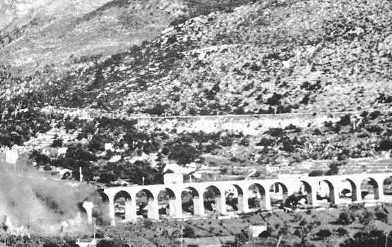 <p>Prima di ritirarsi, i genieri tedeschi provvidero a distruggere strade, ponti e ferrovie.<br /> Nella foto le prime esplosioni sul "Viadotto Pontone", lungo la ferrovia Gaeta-Formia-Sparanise, dove 21 delle 25 arcate furono rase al suolo.</p>
