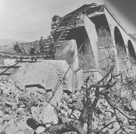 <p>Genieri tedeschi all’opera sul "Viadotto Pontone", situato lungo la ferrovia Gaeta-Formia-Sparanise, dove 21 delle 25 arcate furono rase al suolo.</p>